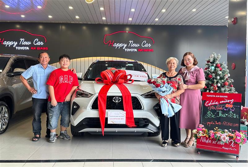 Bàn giao xe cho gia đình Bé Bin - Long Xuyên xe YARIS CROSS