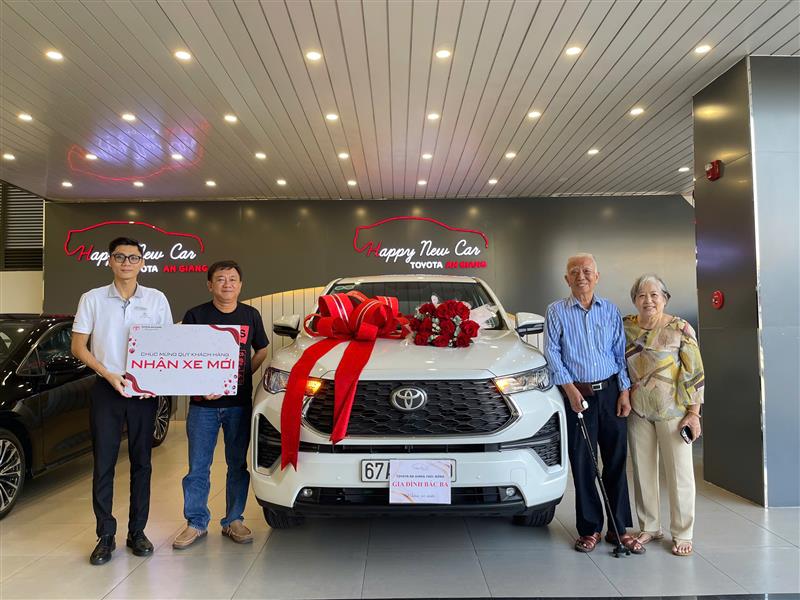 Bàn giao xe cho gia đình Bác Ba - Long Xuyên xe INNOVA CROSS