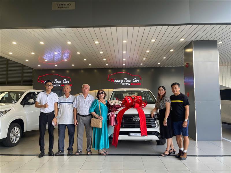 Bàn giao xe cho gia đình Anh Hậu - Phú Tân xe INNOVA