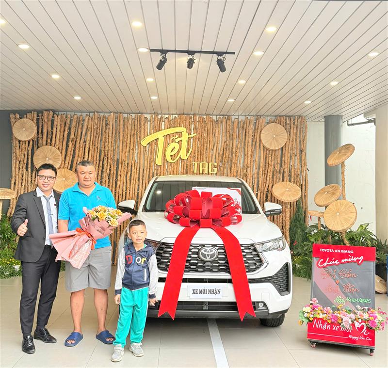 Bàn giao xe cho gia đình Anh kiện - Long Xuyên - Innova Cross
