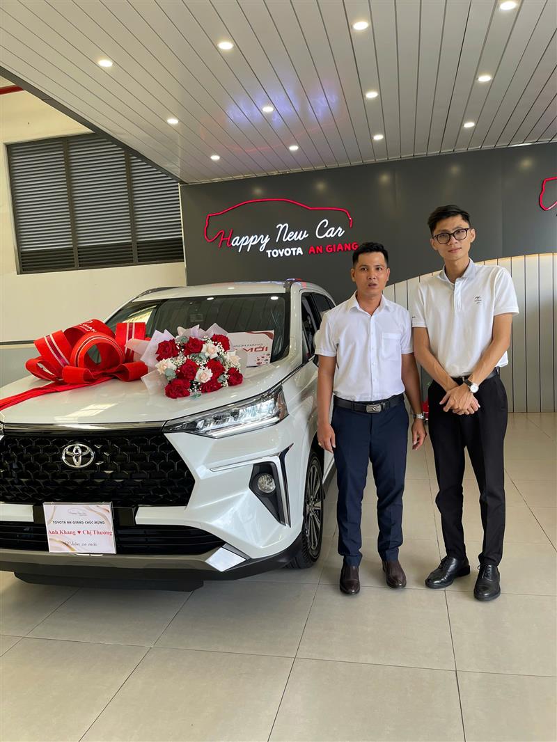 Bàn giao xe cho gia đình Anh Phan - Tháp Mười Veloz Cross Top