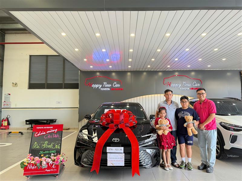 Chúc mừng Gia đình A Huy Bình Khánh Long Xuyên - Nhận Camry 2.5Q HEV