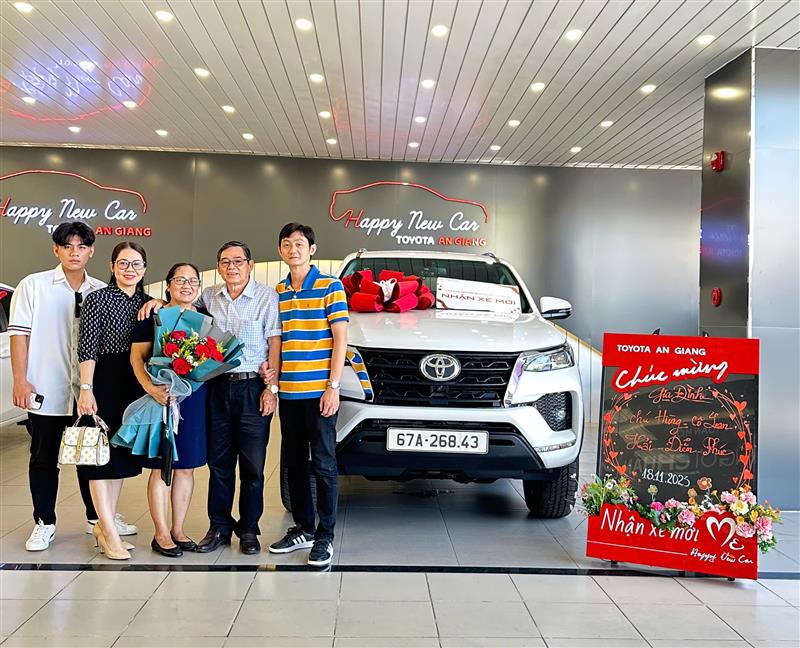 Bàn giao xe cho gia đình Chú Hùng - Long Xuyên xe FORTUNER